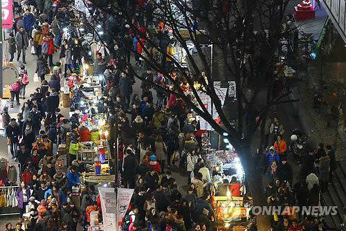 크리스마스 이브인 지난해 12월 24일 오후 서울 명동거리가 시민들로 붐비고 있다.                  연합뉴스